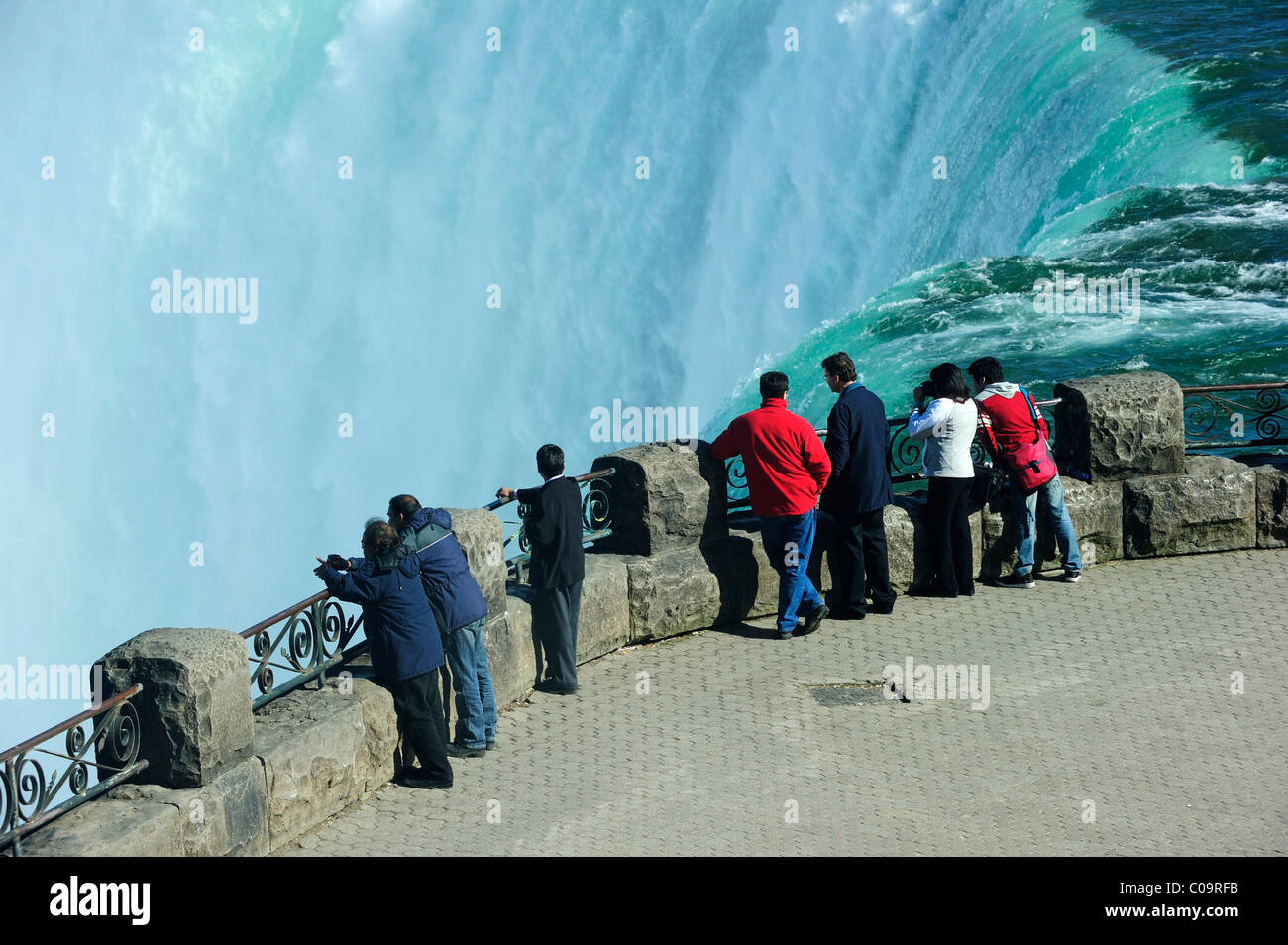 Les touristes sur le pont d'observation, Niagara Falls, Ontario, Canada Banque D'Images