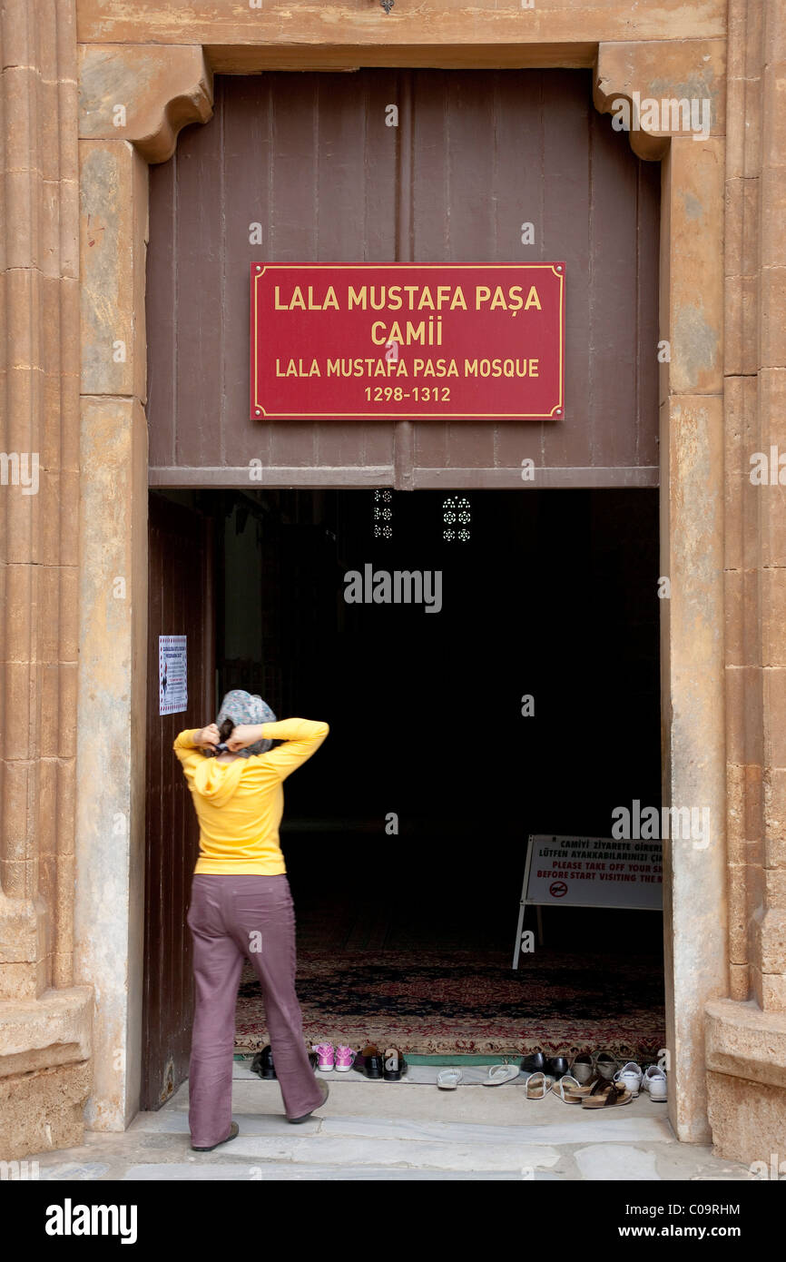 Mettre une femme sur un foulard et entre dans l'Lala Mustafa Pasa-Mosque, Famagusta, Chypre du Nord, turque, Chypre, l'Europe du Sud Banque D'Images