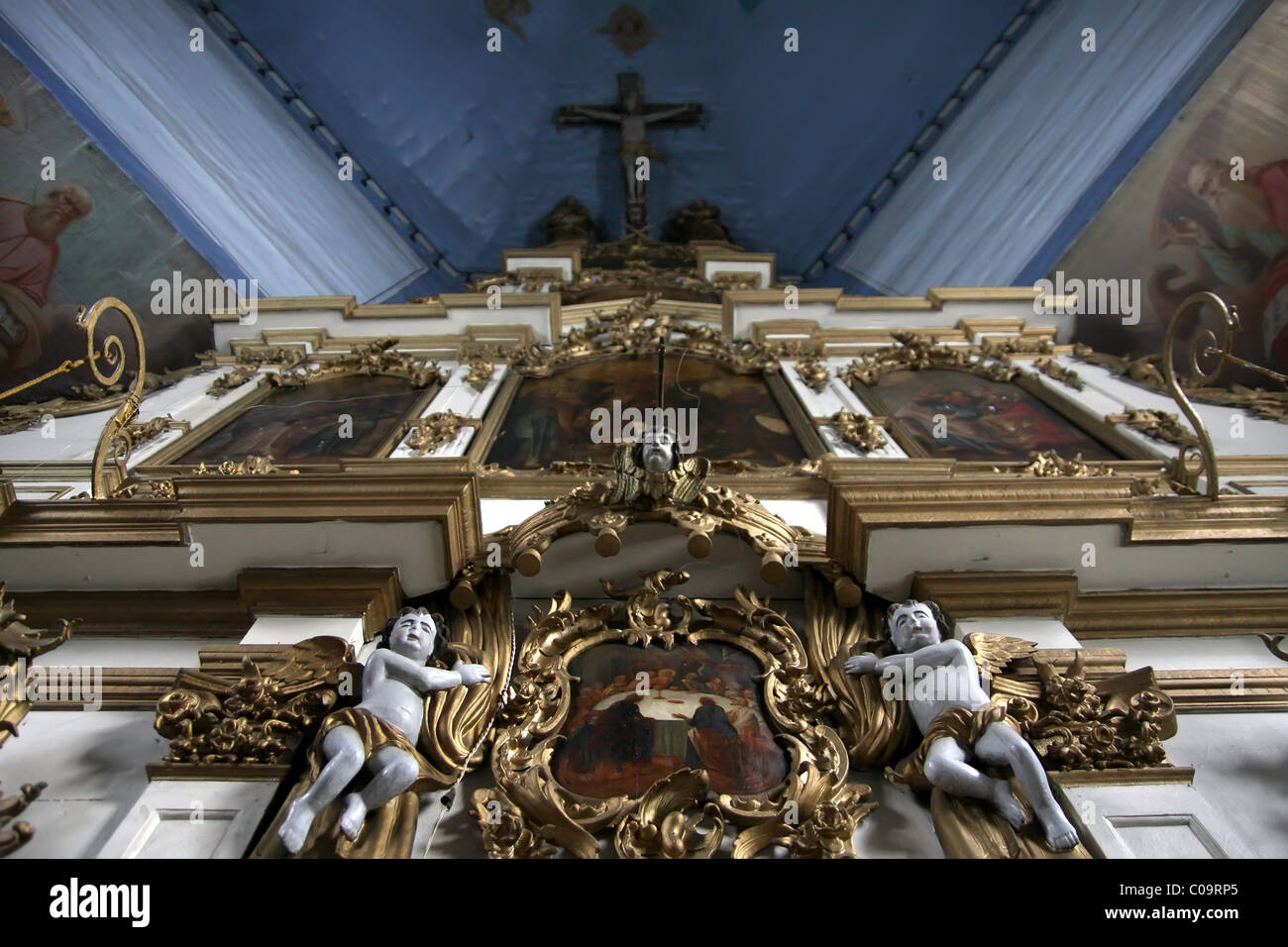 L'iconostase en bois avec crucifix et les anges Banque D'Images
