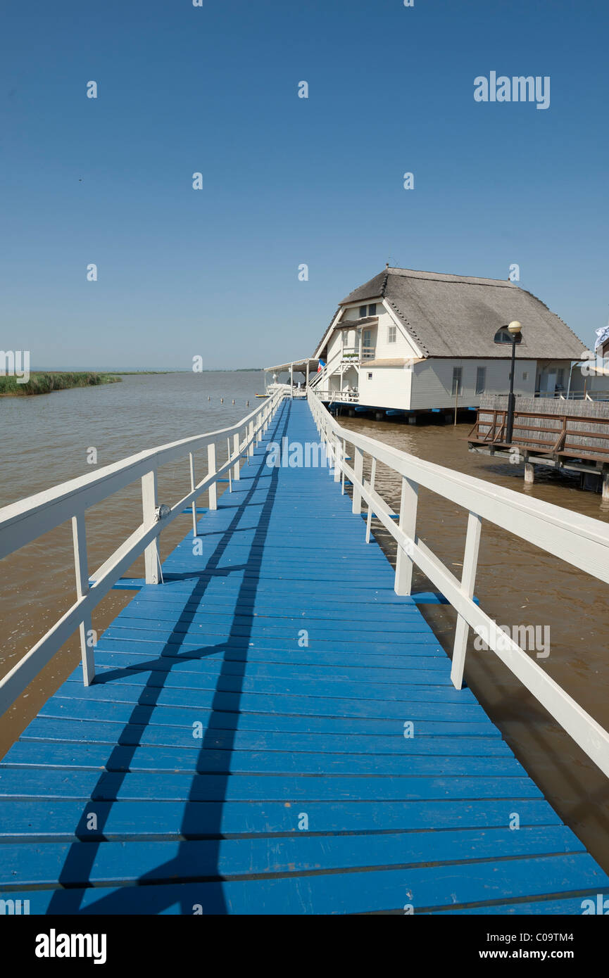 Blue bridge, village Hua dans le lac, le lac Neusiedler See, Fertoe, Hongrie, Europe Banque D'Images