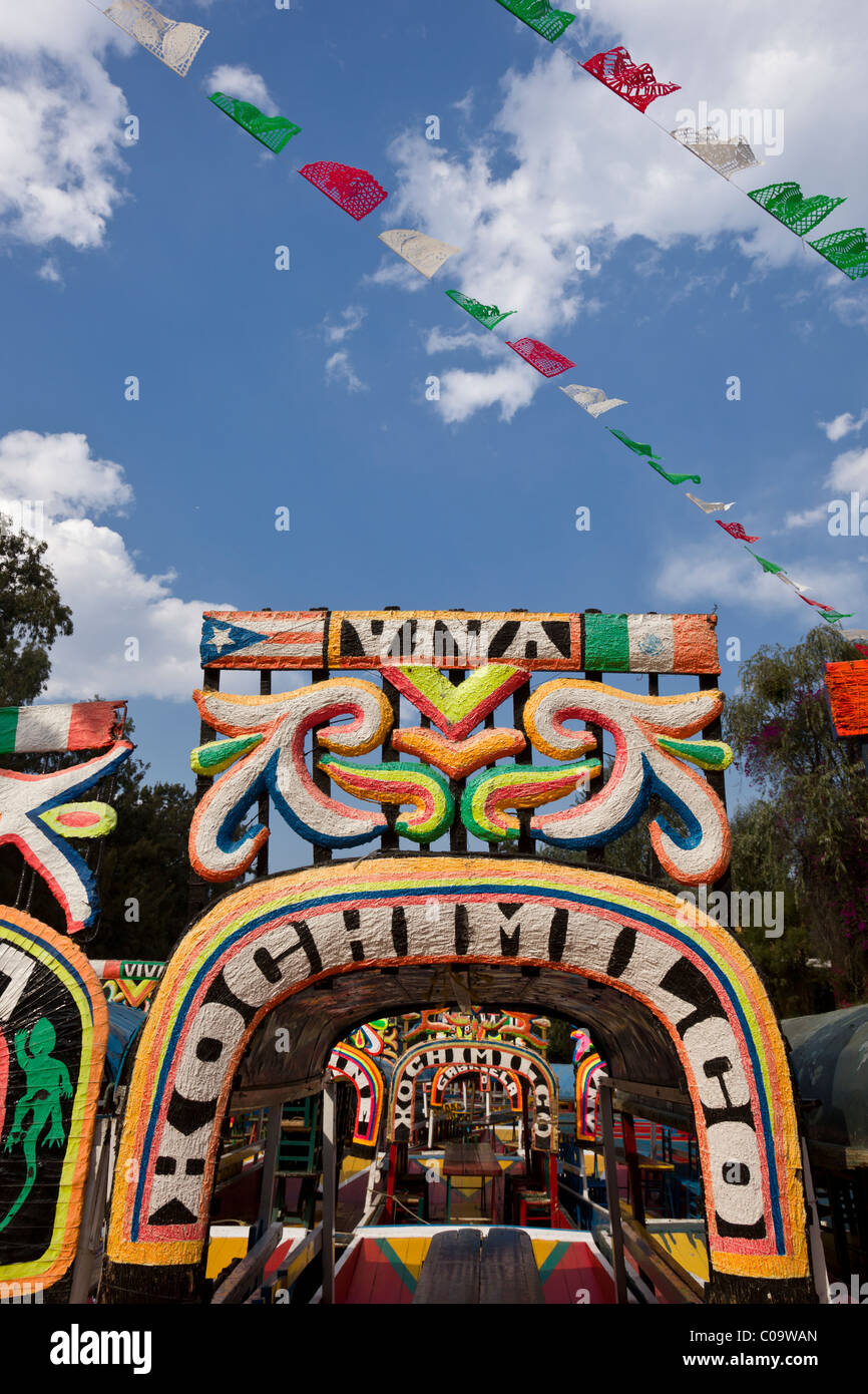 Canal coloré ou bateaux à touristes attendent trajineras Xochimilco ou 'les jardins flottants' dans le sud de la ville de Mexico. Banque D'Images