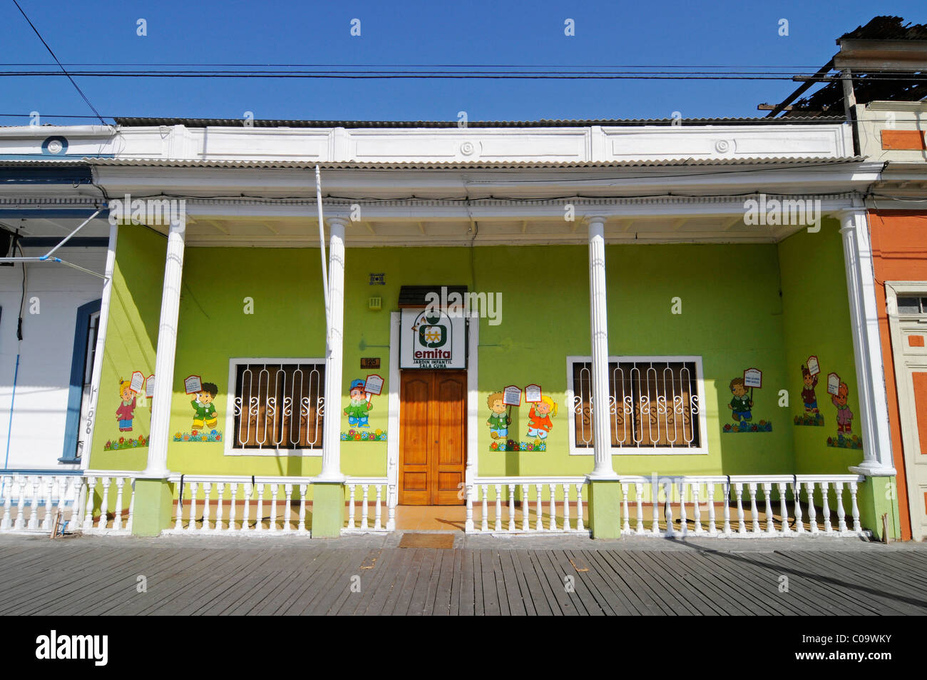 La maternelle, Avenue Baquedano, bâtiments historiques, colorées, maisons en bois et les porches, Iquique, Norte Grande, le nord du Chili Banque D'Images