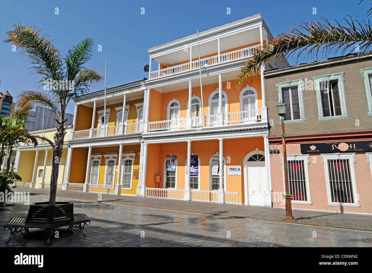 Avenida Baquedano, bâtiments historiques, maisons en bois coloré avec des porches, Iquique, Norte Grande, le nord du Chili, Chili Banque D'Images