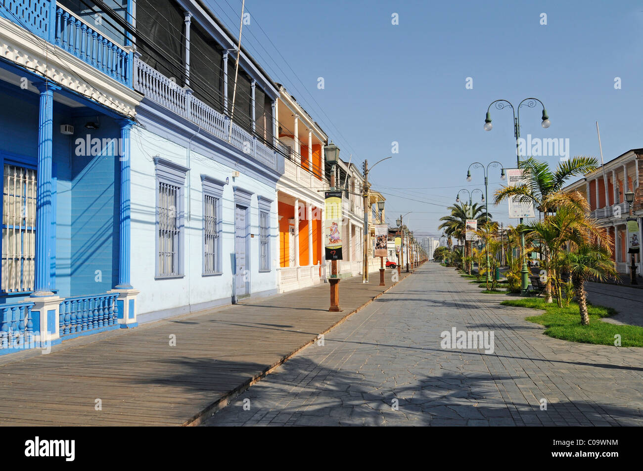 Avenida Baquedano, bâtiments historiques, maisons en bois coloré avec des porches, Iquique, Norte Grande, le nord du Chili, Chili Banque D'Images
