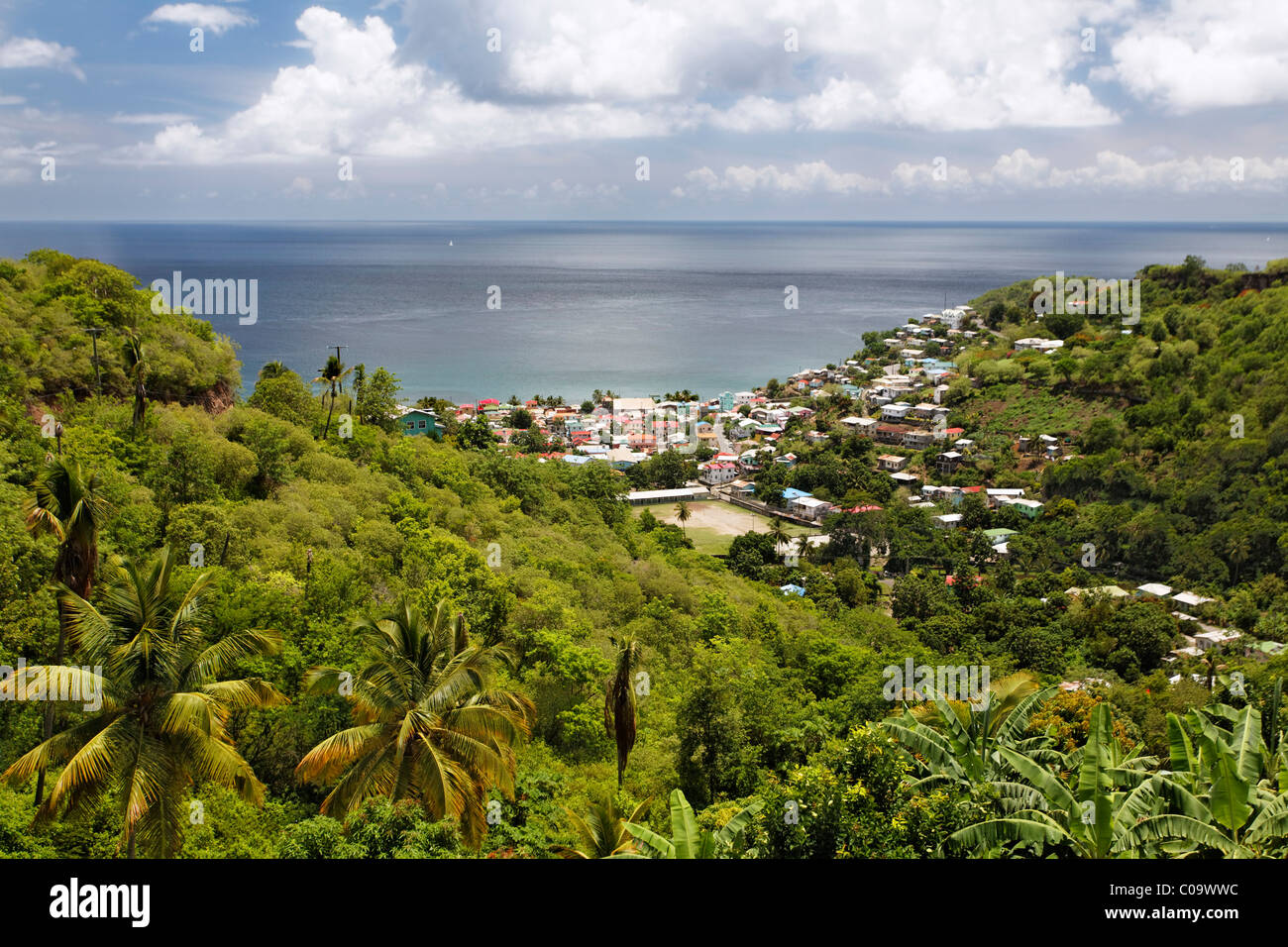 Île tropicale vert paysage, baie, l'océan, ville, Canaries, Saint Lucia, LCA, îles du Vent, Lesser Antilles, Caribbean Banque D'Images