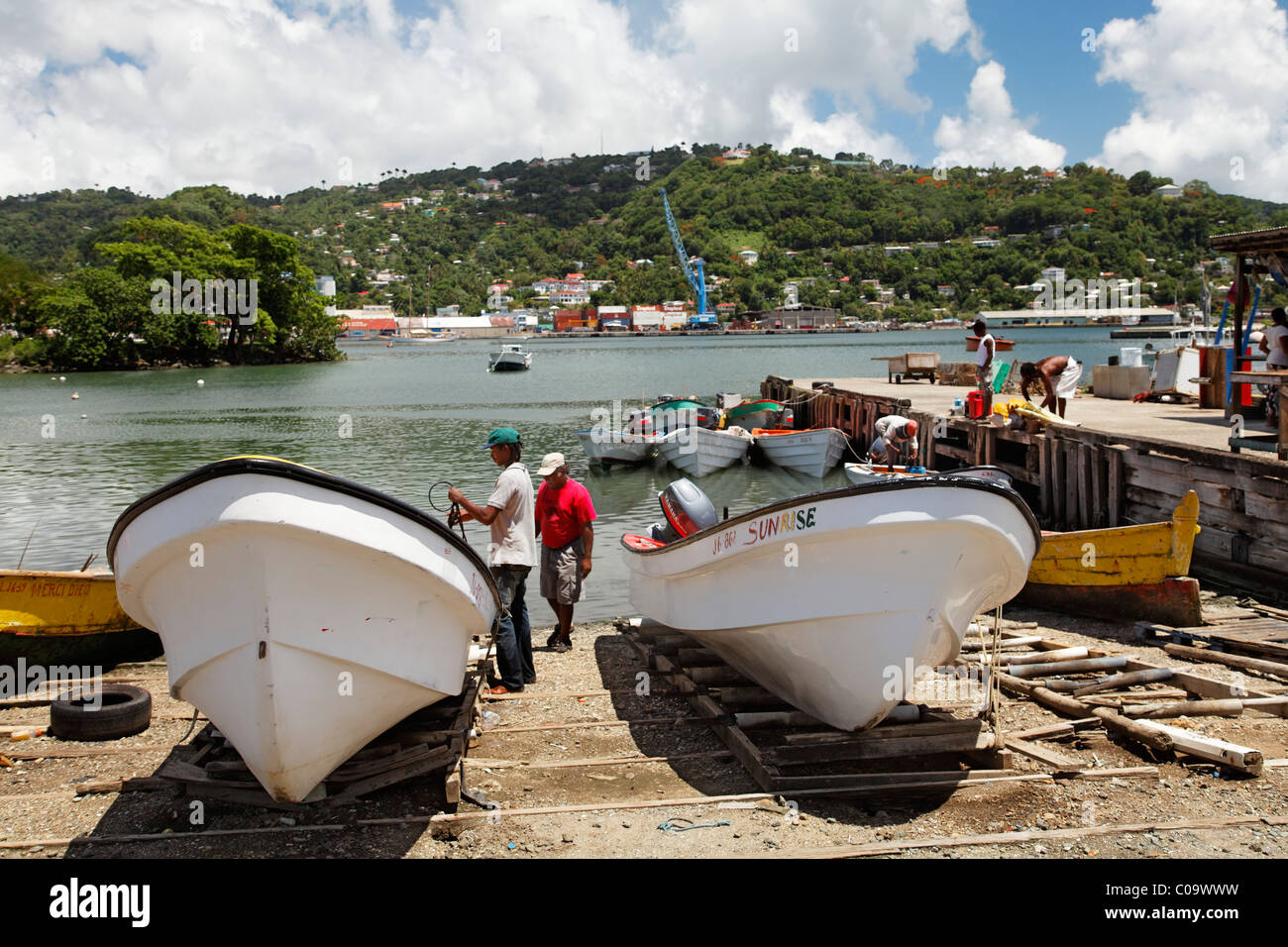 Port de pêche avec des bateaux de pêche et pêcheurs, Castries, la capitale, Saint Lucia, LCA, îles du Vent, Petites Antilles Banque D'Images