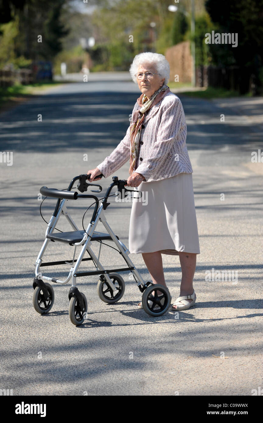 Senior woman marcher avec un déambulateur Banque D'Images