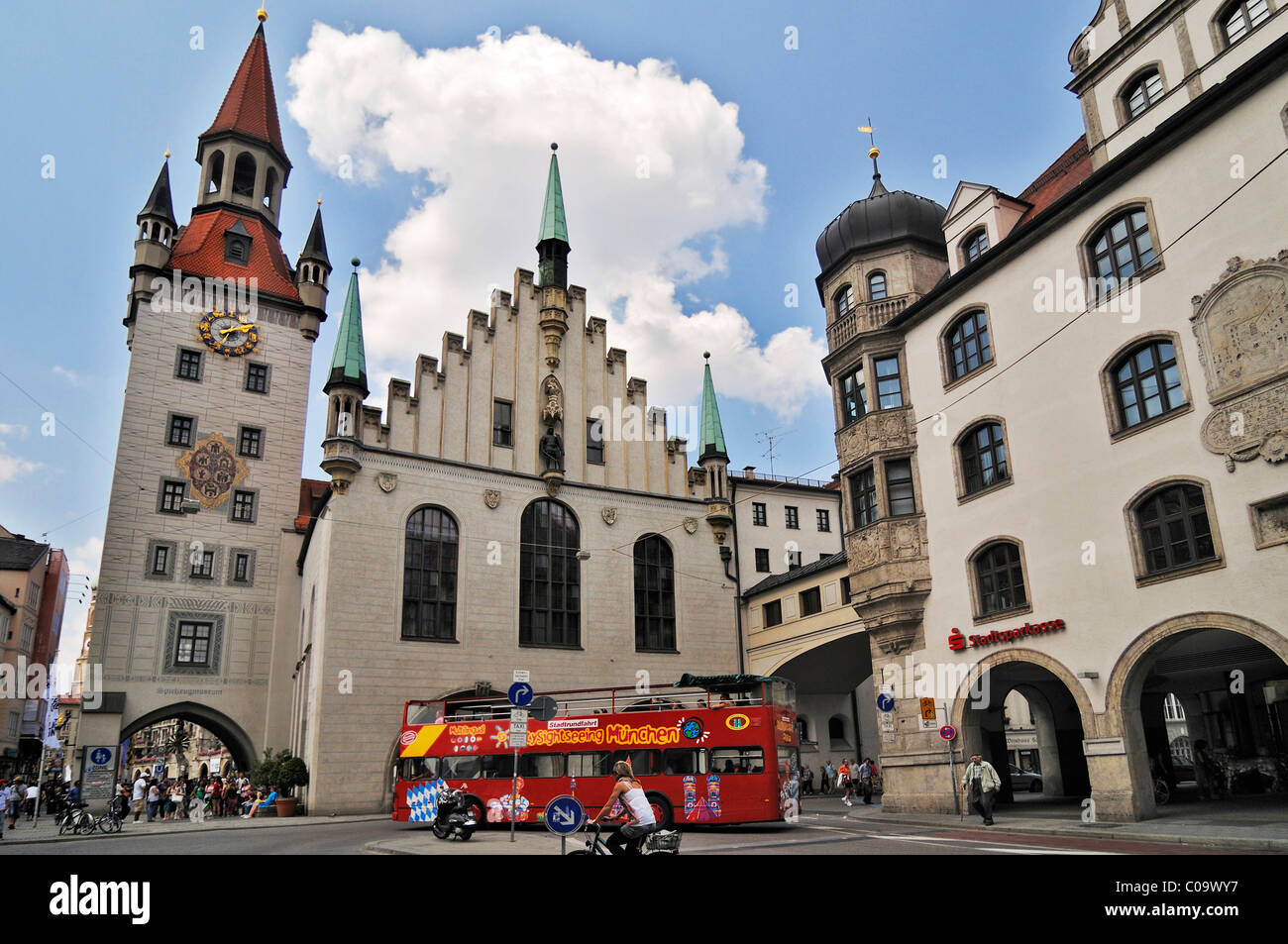 Ancien hôtel de ville avec un bus de tourisme en face d'elle, Munich, Bavaria, Germany, Europe Banque D'Images