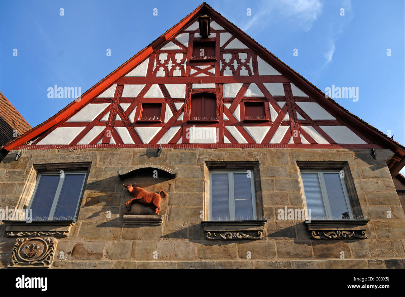 Maison ancienne à pans de bois d'une ancienne boucherie à partir de 1787, place du marché, gunzenhausen, Middle Franconia, Bavaria Banque D'Images