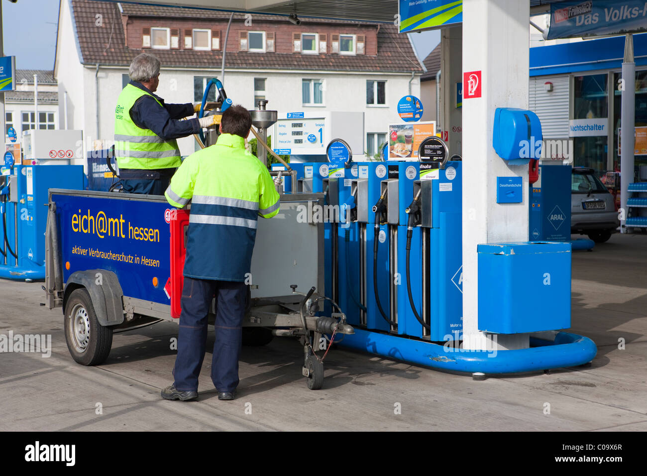 Office de jaugeage contrôlant les pompes à carburant à une station service, Hesse, Germany, Europe Banque D'Images