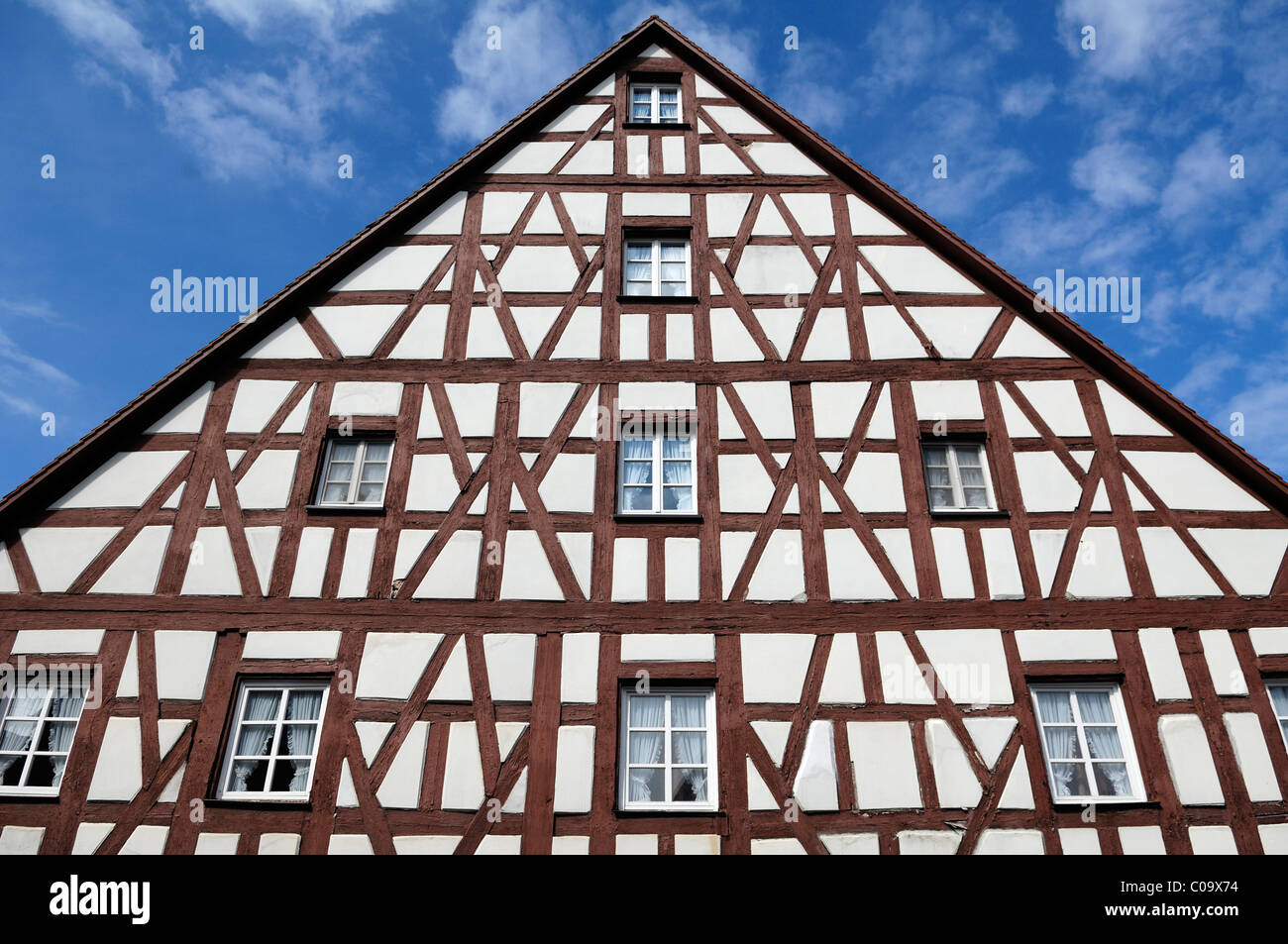 Vieille façade à pans de bois d'une ancienne auberge, 6 Welserplatz, Neunhof, Middle Franconia, Bavaria, Germany, Europe Banque D'Images