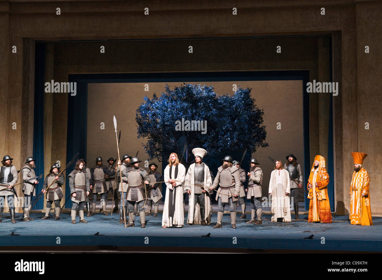 Après avoir été trahi par Judas, Jésus est arrêté avec Jude étant sur les lieux, la passion d'Oberammergau, en Bavière Banque D'Images