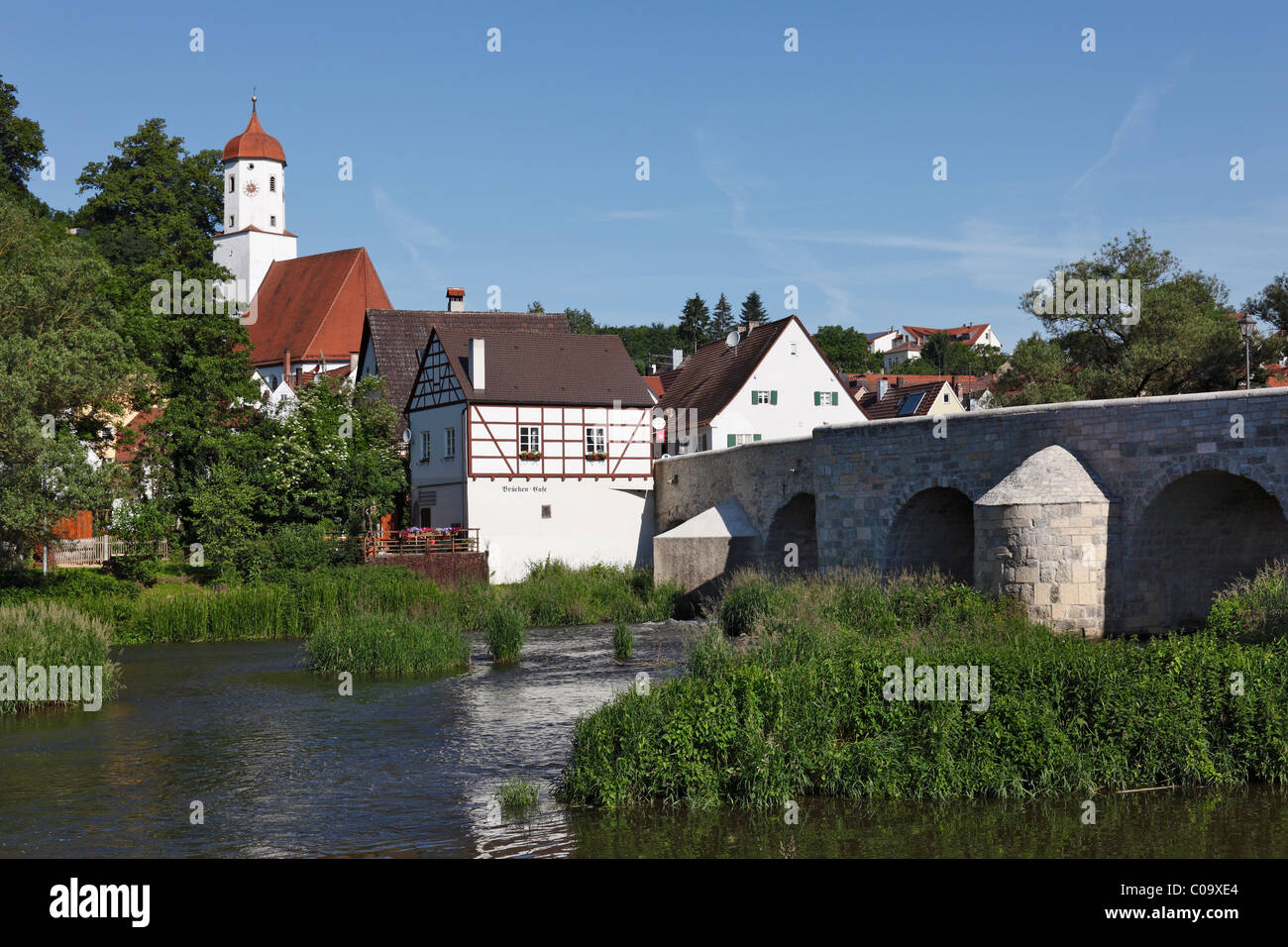 Pont sur la rivière Woernitz, Harburg, Schwaben, Bavaria, Germany, Europe Banque D'Images