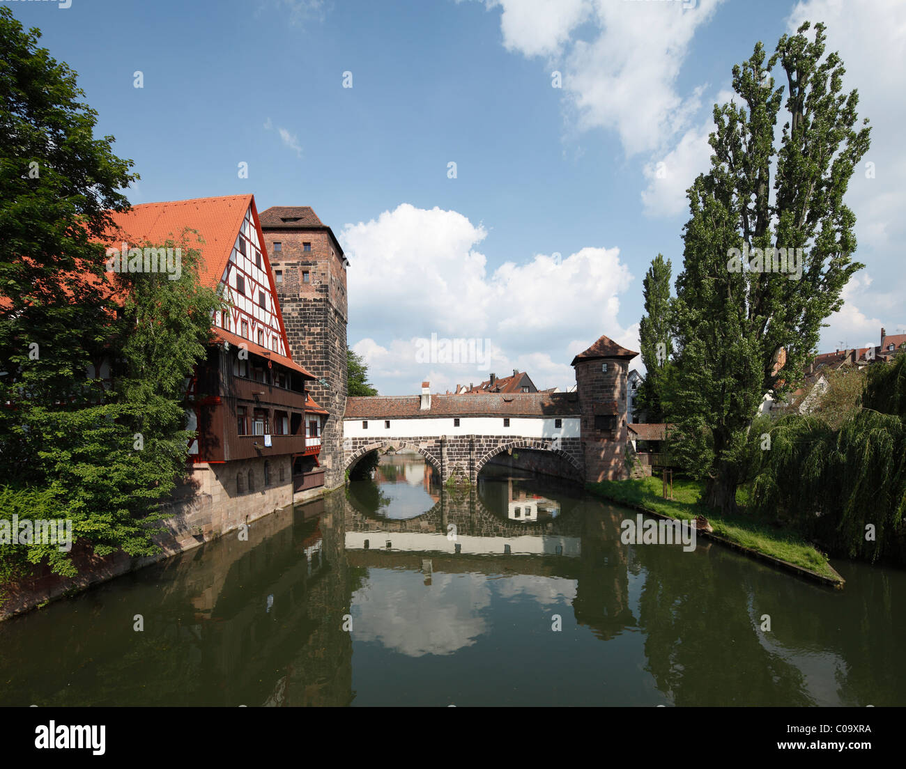 Weinstadel building, Wasserturm tower, Pegnitz, Henkerturm tower, Nuremberg, Middle Franconia, Franconia, Bavaria Banque D'Images