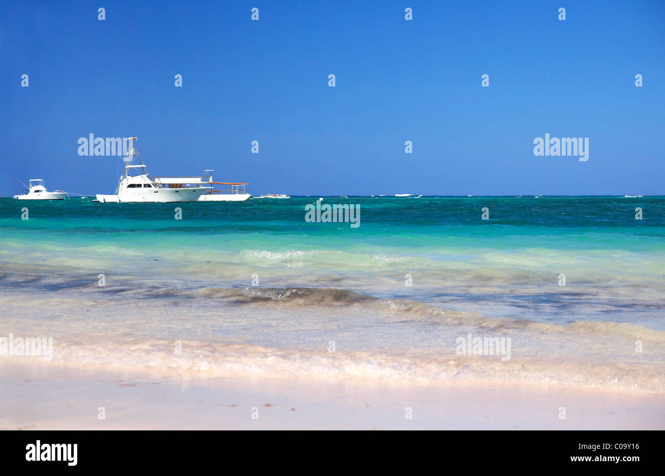 Mer des Caraïbes avec des yachts, tropical Banque D'Images