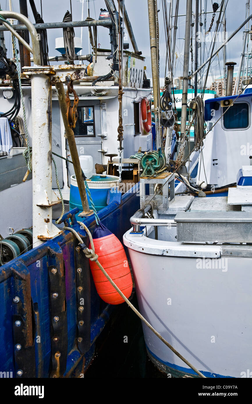 Image abstraite de deux bateaux de pêche amarrés ensemble à un quai Banque D'Images