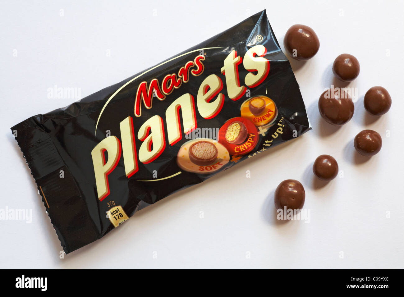 Sachet de chocolats avec les planètes Mars matières déversées renversé isolé sur fond blanc Banque D'Images