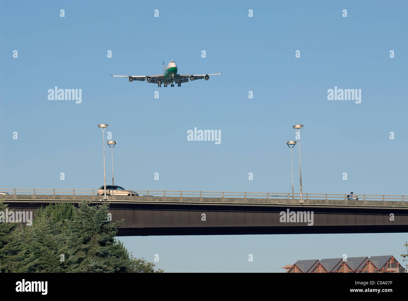 Vol d'un avion au-dessus de bridge Banque D'Images