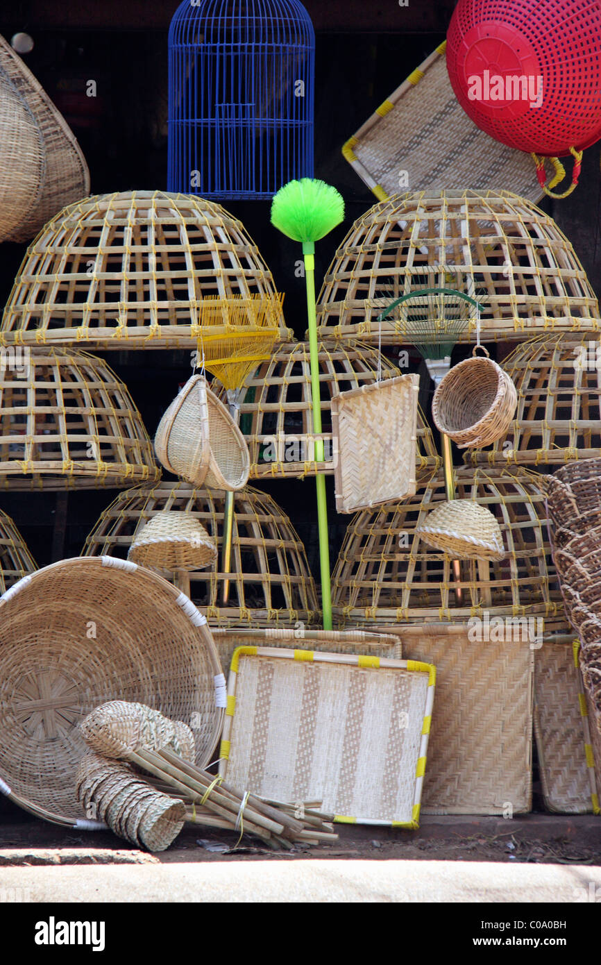 Seaux de bambou et vente de produits pour babmboo affiché dans un magasin à Kerala, Inde,asia Banque D'Images