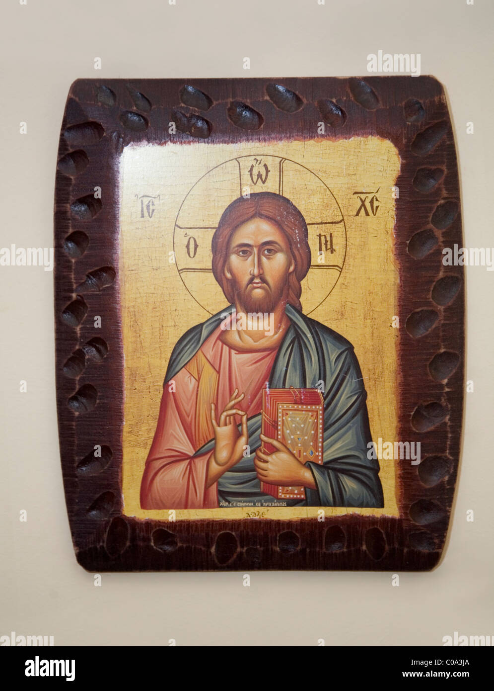 Jésus Christ holding Saint Livre. Geste de bénédiction. La décoration murale. L'intérieur de la chambre. Grèce Banque D'Images