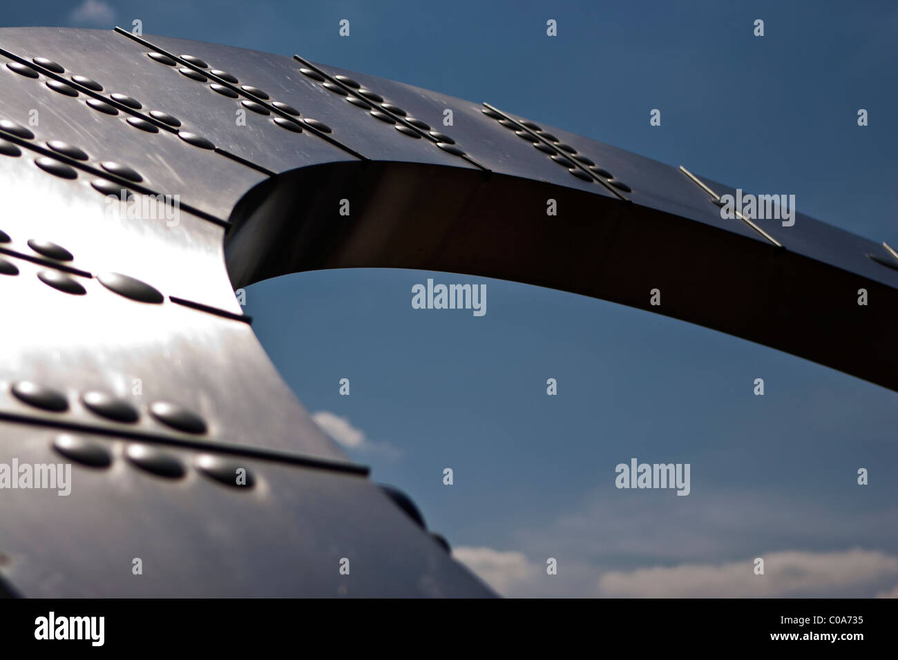 Garde-temps par Wendy Taylor & Tower Bridge, St Katherine's Dock, London, UK. Banque D'Images