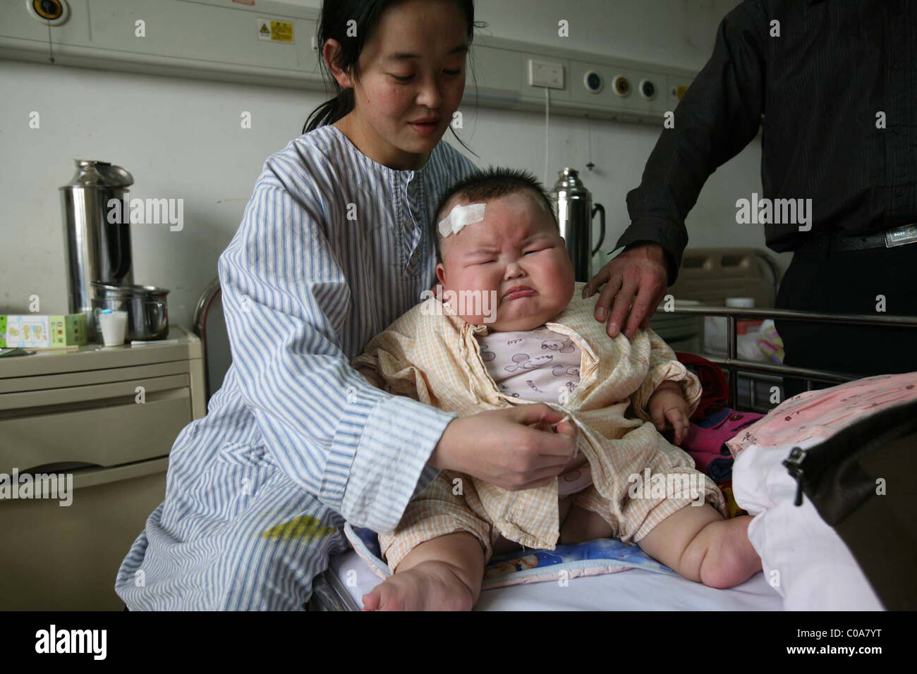Soucis De Poids Pour Ce Gros Bebe Obese Pese Bebe Un Enorme 19 Kilogrammes 42 Livres Liu Yuqing Est Seulement 2 5 Photo Stock Alamy