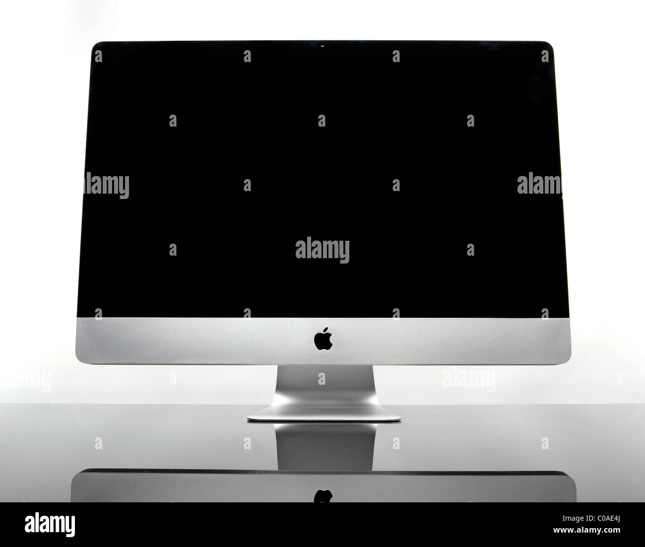 L'ordinateur sans fil élégant close up, isolé sur un bureau en verre avec un fond blanc. Vue de face. Banque D'Images