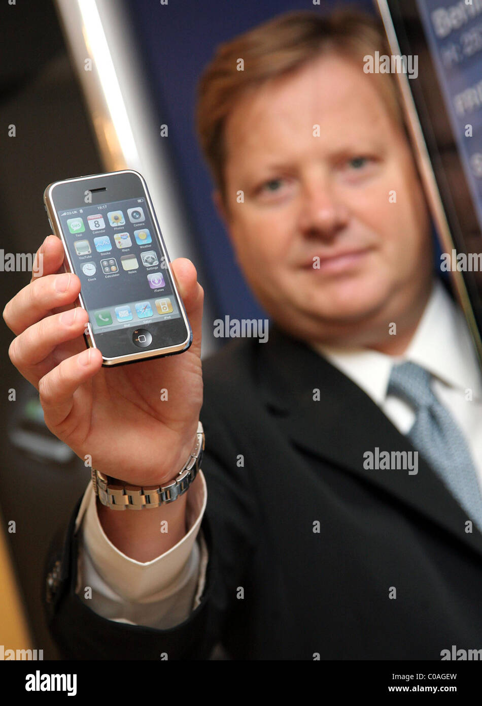 Le président du conseil, Charles Dunstone Carphone Warehouose avec le nouveau Apple iPhone à The Carphone Warehouse sur Oxford Street, Londres Banque D'Images