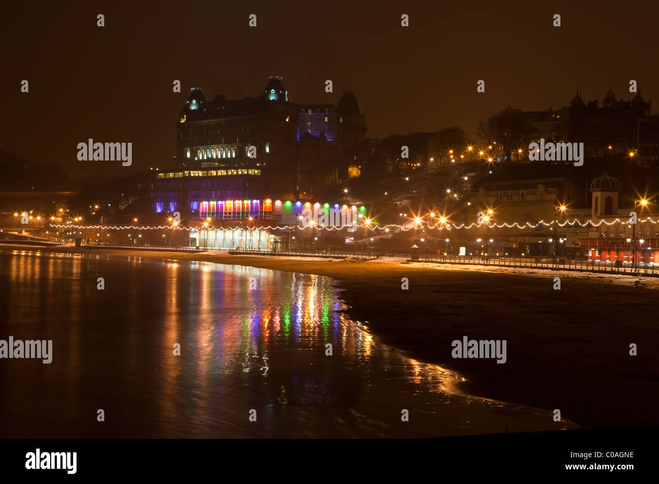 Scarborough South Bay et le Grand Hôtel la nuit Banque D'Images