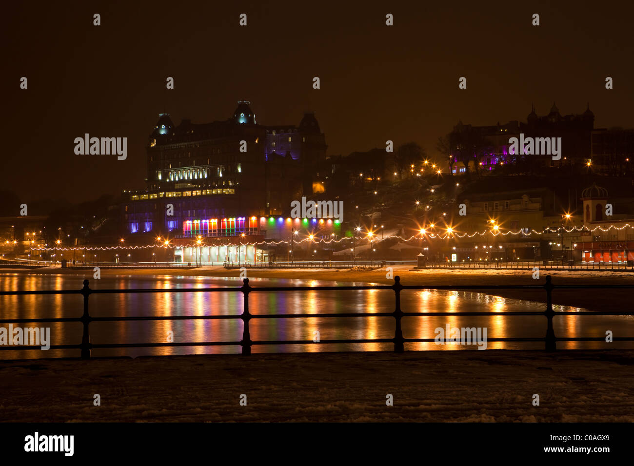 Scarborough South Bay et le Grand Hôtel la nuit Banque D'Images