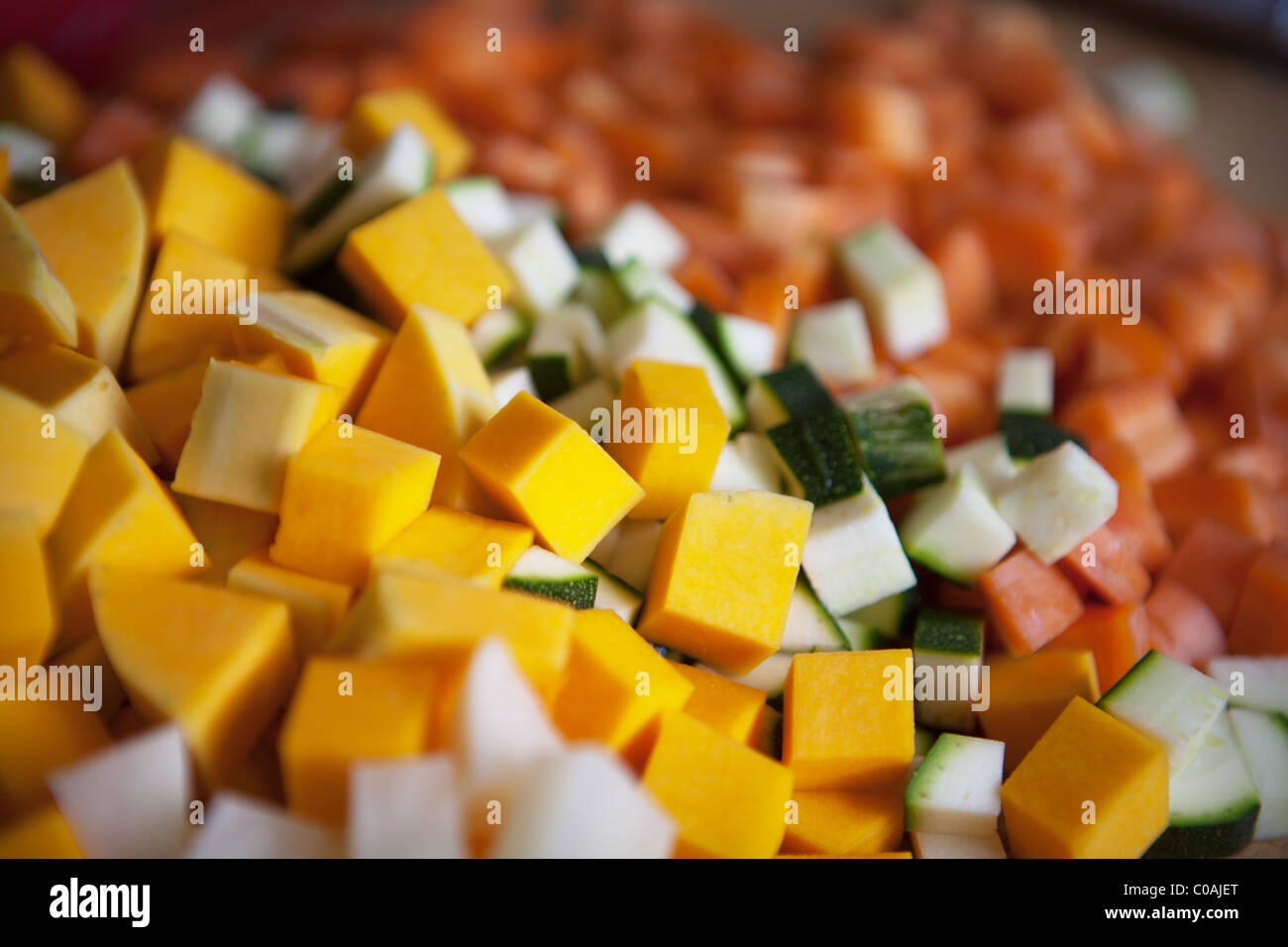 Brunoise de légumes sur planche à découper Banque D'Images