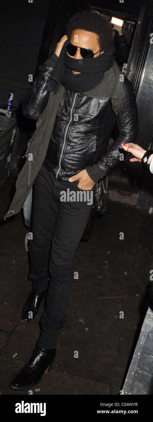 Lenny Kravitz couvrant son visage à l'écharpe en sortant de discothèque  KOKO, après un concert secret au lieu de Londres Photo Stock - Alamy