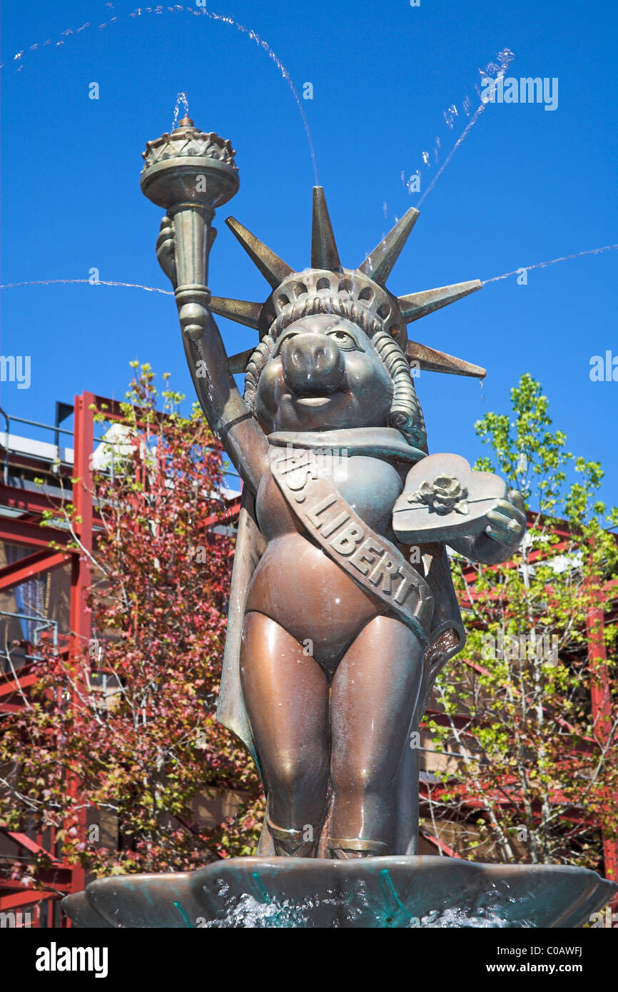 Miss Piggy comme Statue de la liberté, Muppet fontaine, Rue d'Amérique, Disney MGM Studios, Disney World, Orlando, Floride, USA Banque D'Images