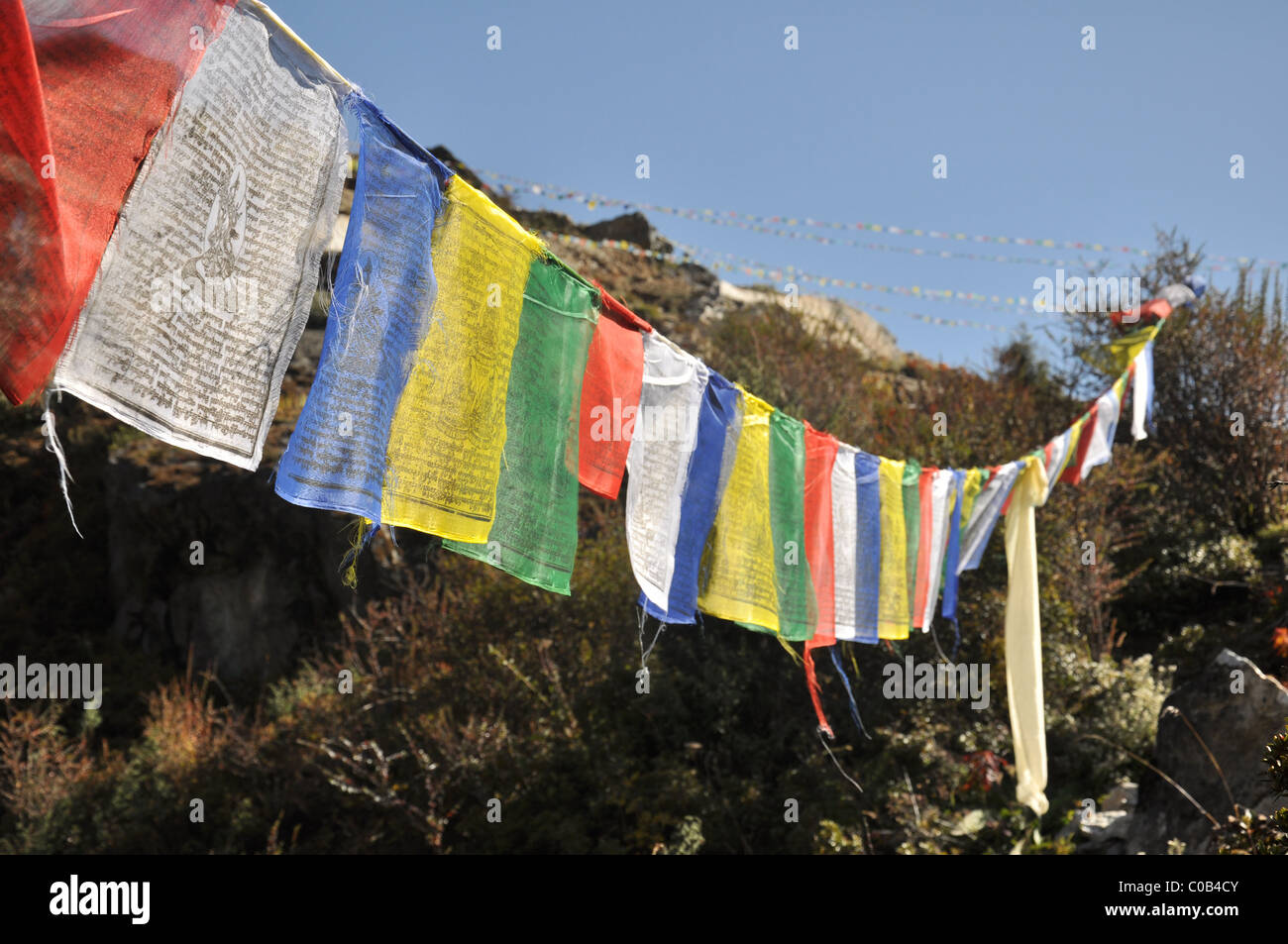 Les drapeaux de prières dans l'Himalaya, Népal Banque D'Images