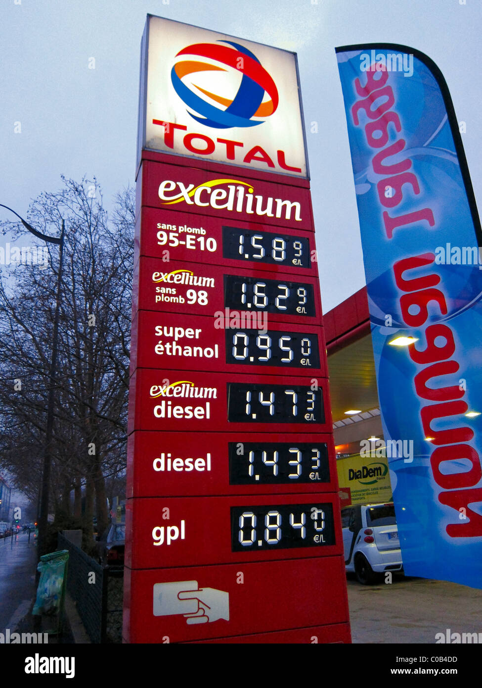 Paris, France, Station-service française, Prix de l'essence, Energies totales, dehors au crépuscule, panneau des prix du gaz, station service france Banque D'Images