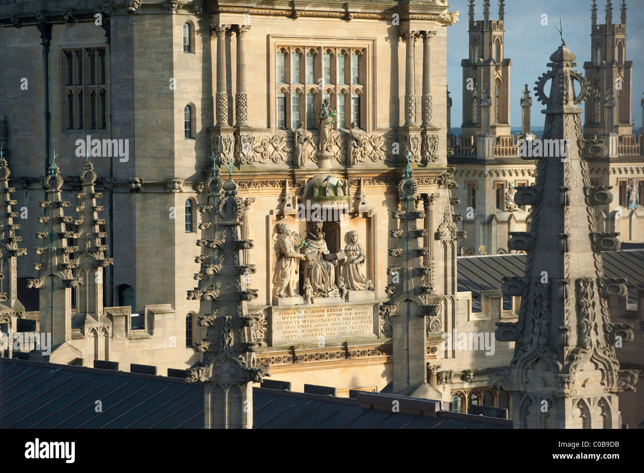 La statue de Jacques 1 sur l'est de la façade de la bibliothèque Bodlean à l'Université d'Oxford Banque D'Images