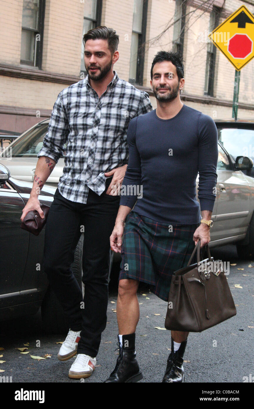 Marc Jacobs et Lorenzo Martone mari dehors et environ dans le West Village.  Jacobs était vêtu d'un kilt et portant un sac Hermes Photo Stock - Alamy