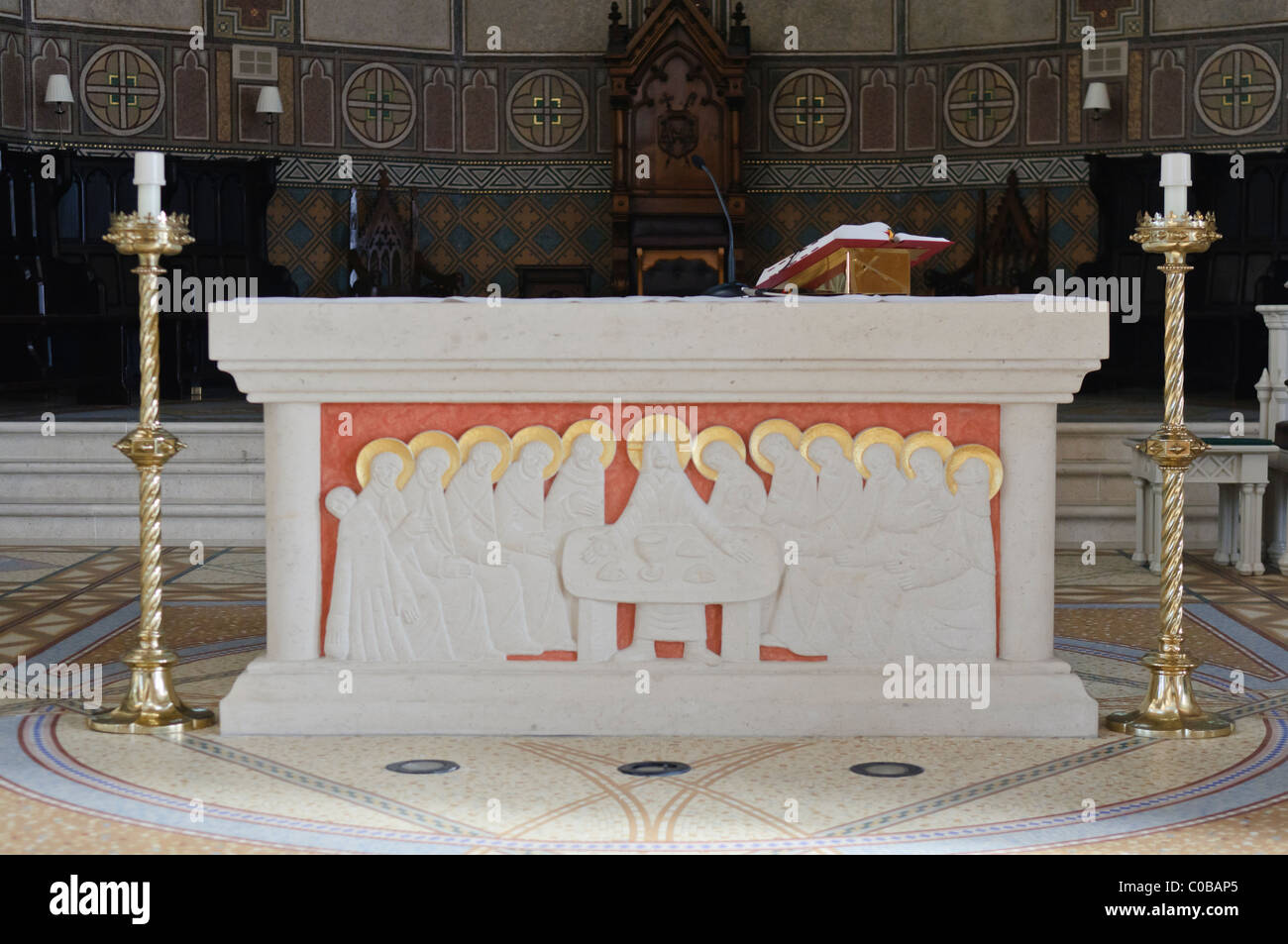 Autel de pierre dans une cathédrale catholique romaine montrant Jésus et les douze disciples. Banque D'Images