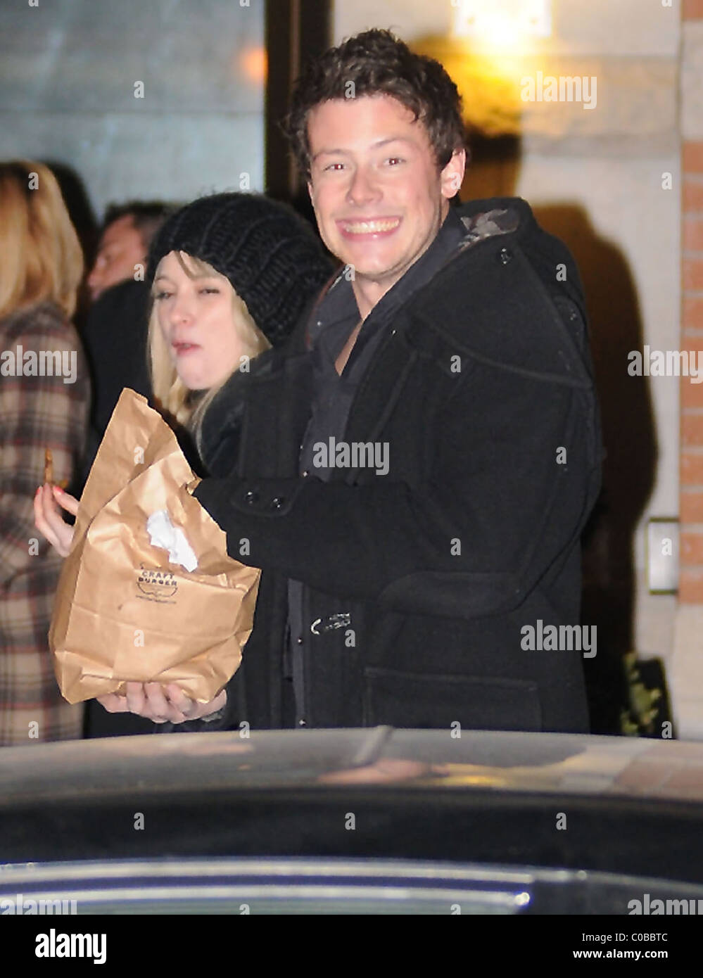 Films Et Séries Tv Avec Cory Monteith Cory Monteith de la série tv 'Glee' out et de marcher et de manger des  frites Toronto , Canada 16.11.09 I.Kavanaugh Photo Stock - Alamy