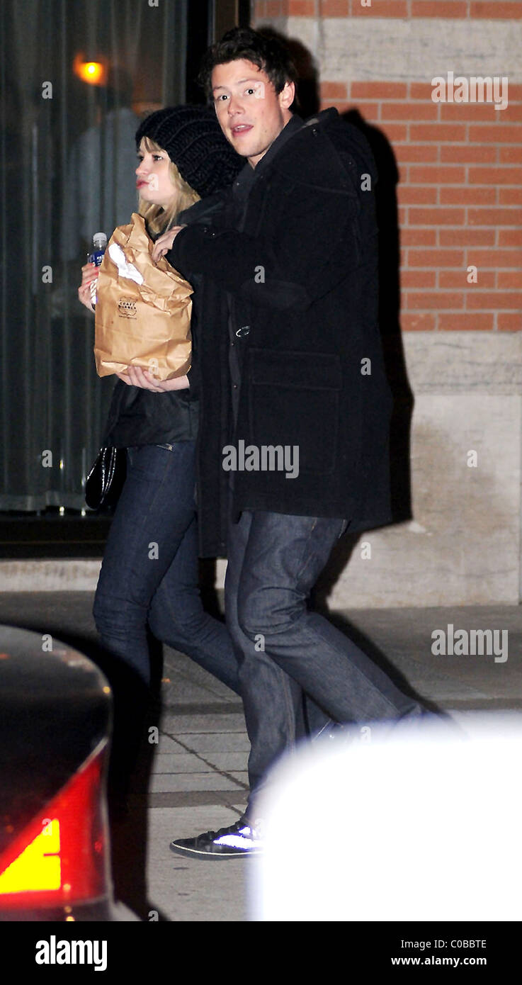 Films Et Séries Tv Avec Cory Monteith Cory Monteith de la série tv 'Glee' out et de marcher et de manger des  frites Toronto , Canada 16.11.09 I.Kavanaugh Photo Stock - Alamy