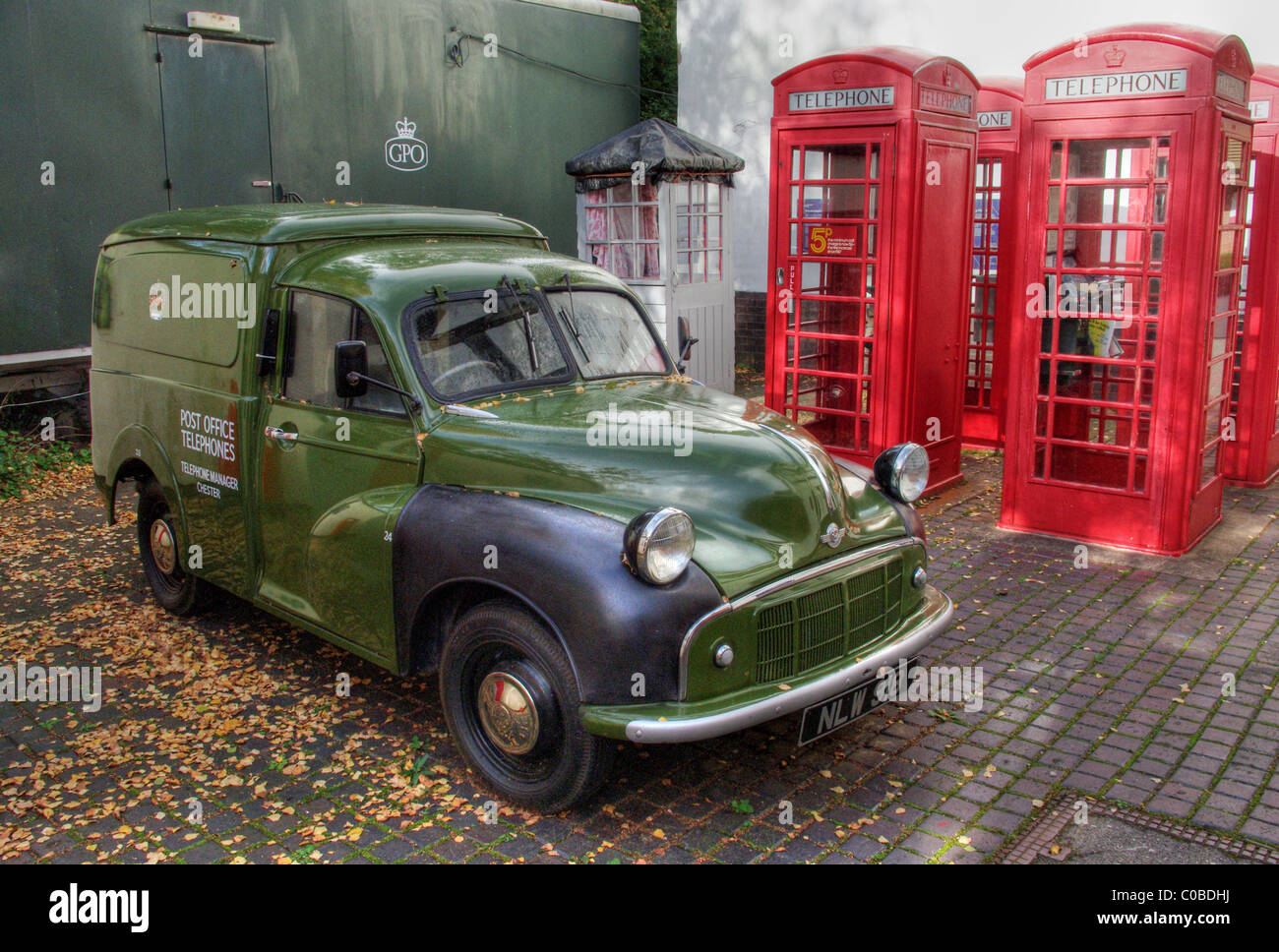 Van GPO vert sur fond de boîtes de téléphone rouge au Musée des bâtiments historiques d'Avoncroft Banque D'Images