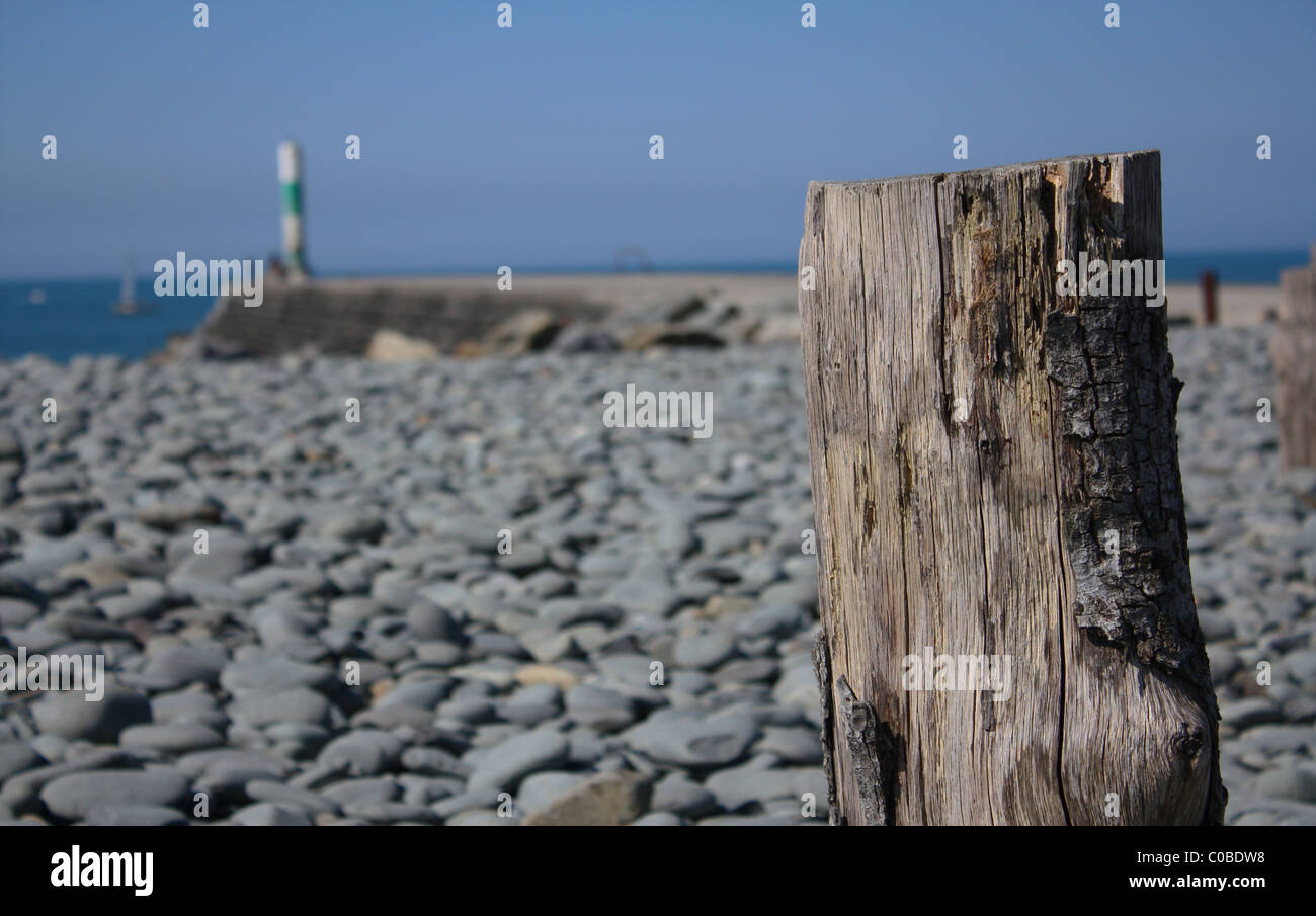 Un poteau en bois sur la plage Banque D'Images