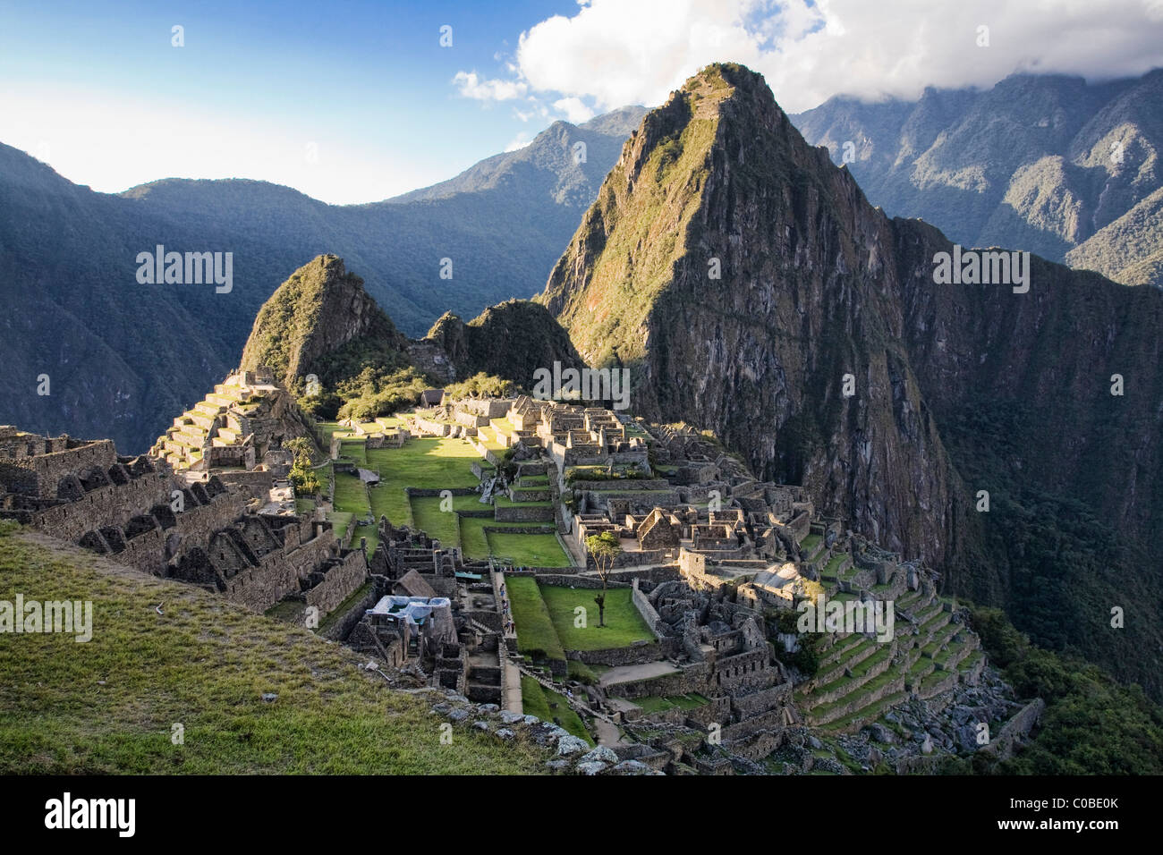 Huayna Picchu Machu Picchu avec en arrière-plan. Vallée de l'Urabamba, Pérou. Banque D'Images