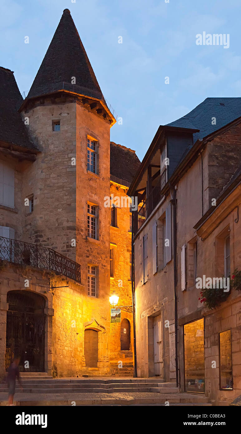 Immeuble ancien à la lumière de la rue au crépuscule Sarlat Dordogne France Banque D'Images