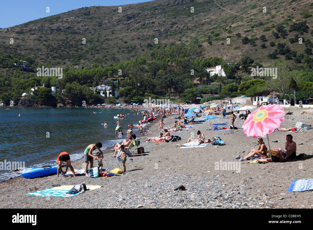 Les gens sur la plage à Cala Montjoi Parc naturel de Cap de Creus Emporda Catalogne Espagne Banque D'Images