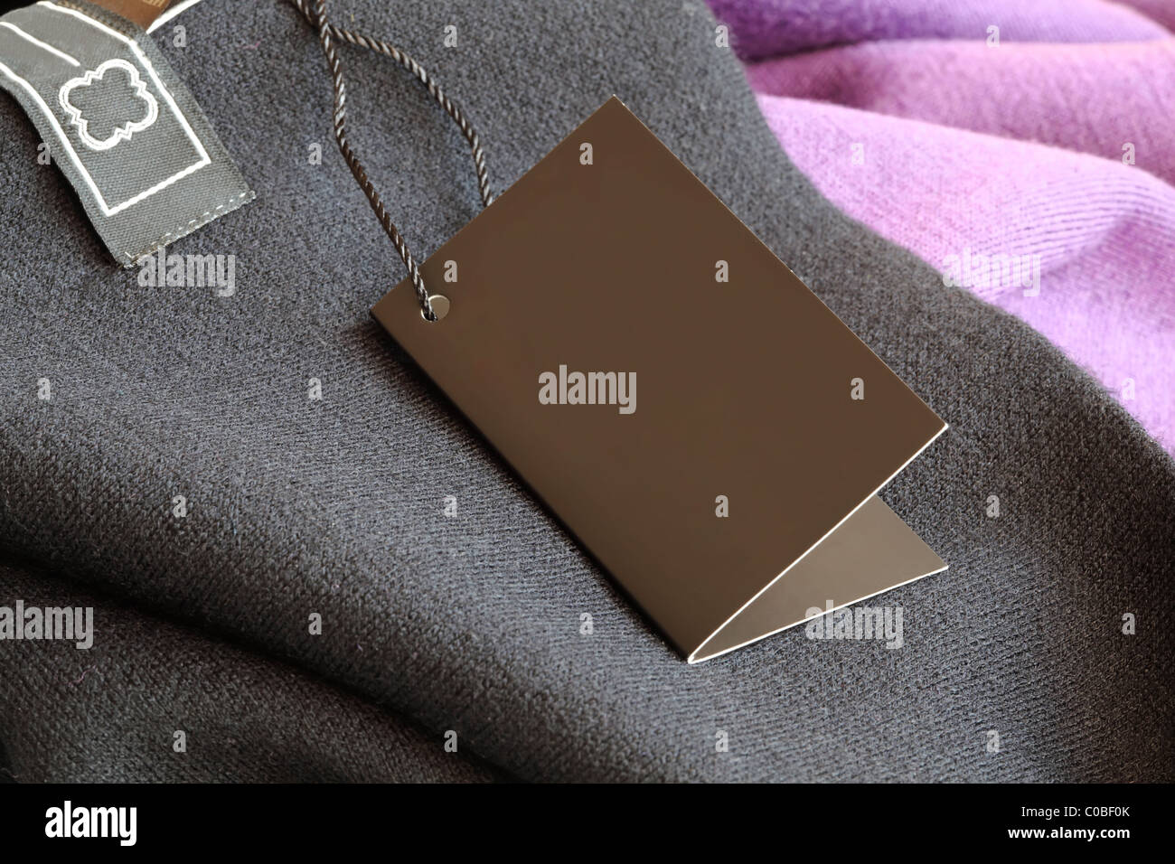 Étiquette (étiquette de prix) sur un vêtement de laine Banque D'Images