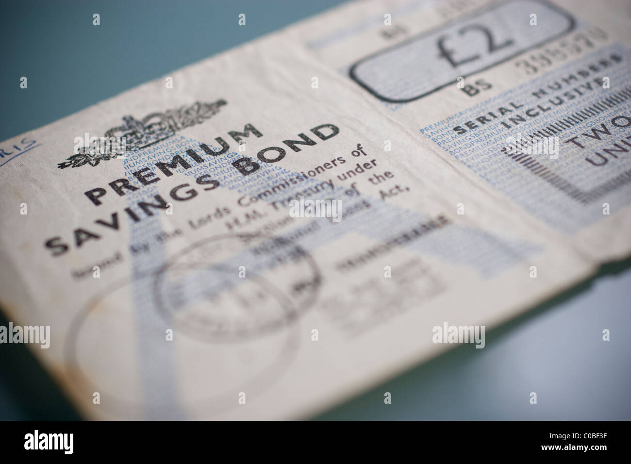 Vintage circa 1960 National Savings and Investment Premium Bonds, soutenu par HM treasury au Royaume-Uni. Un morceau de l'histoire financière britannique Banque D'Images