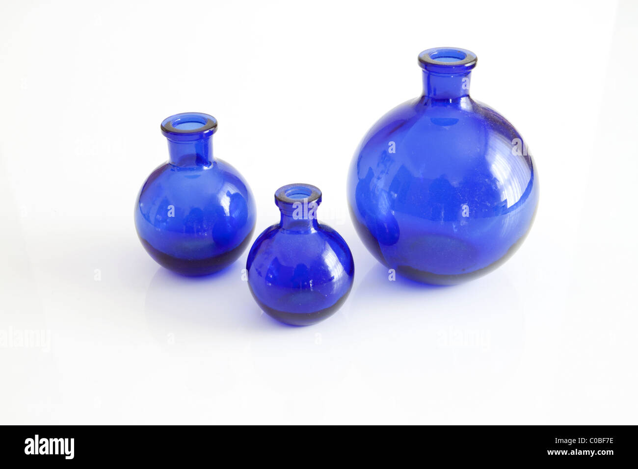 Des éléments en verre bleu d'une collection privée Banque D'Images