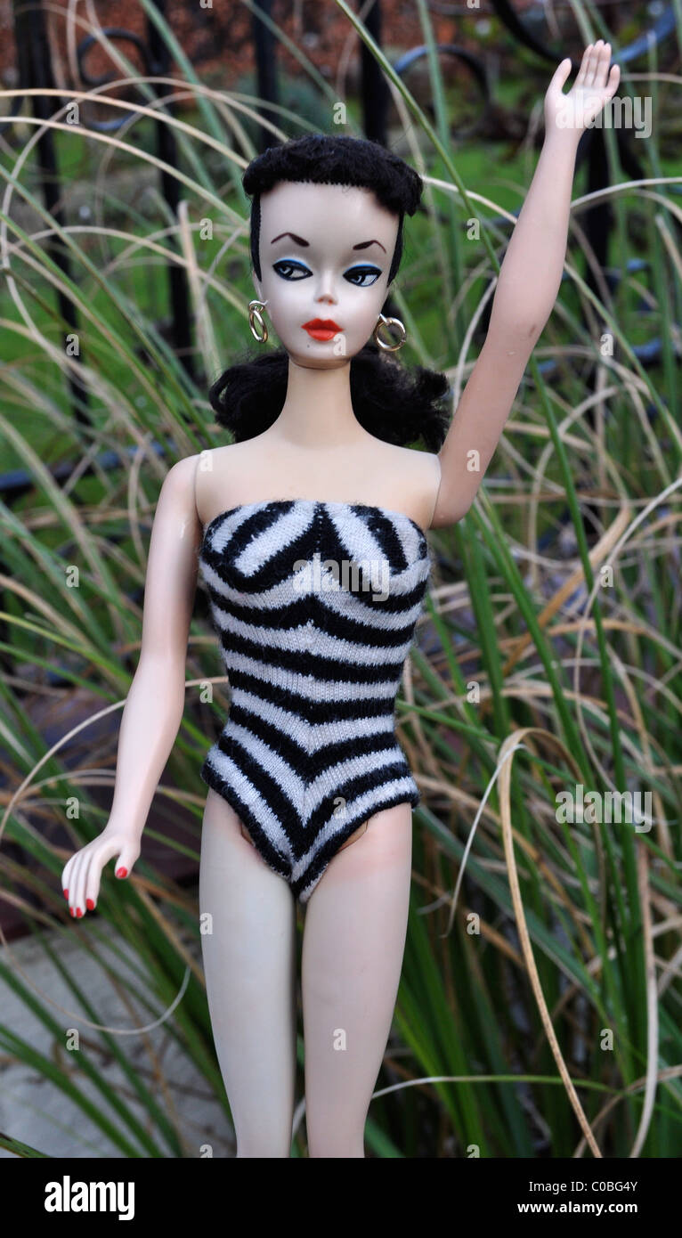 Première poupée Barbie faite par Mattel en 1959, avec les sourcils et yeux  noir et blanc original en maillot noir et blanc Photo Stock - Alamy