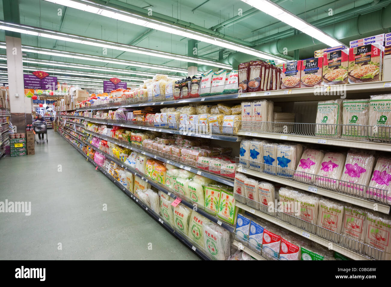 Allée des nouilles au supermarché Uwajimaya Banque D'Images